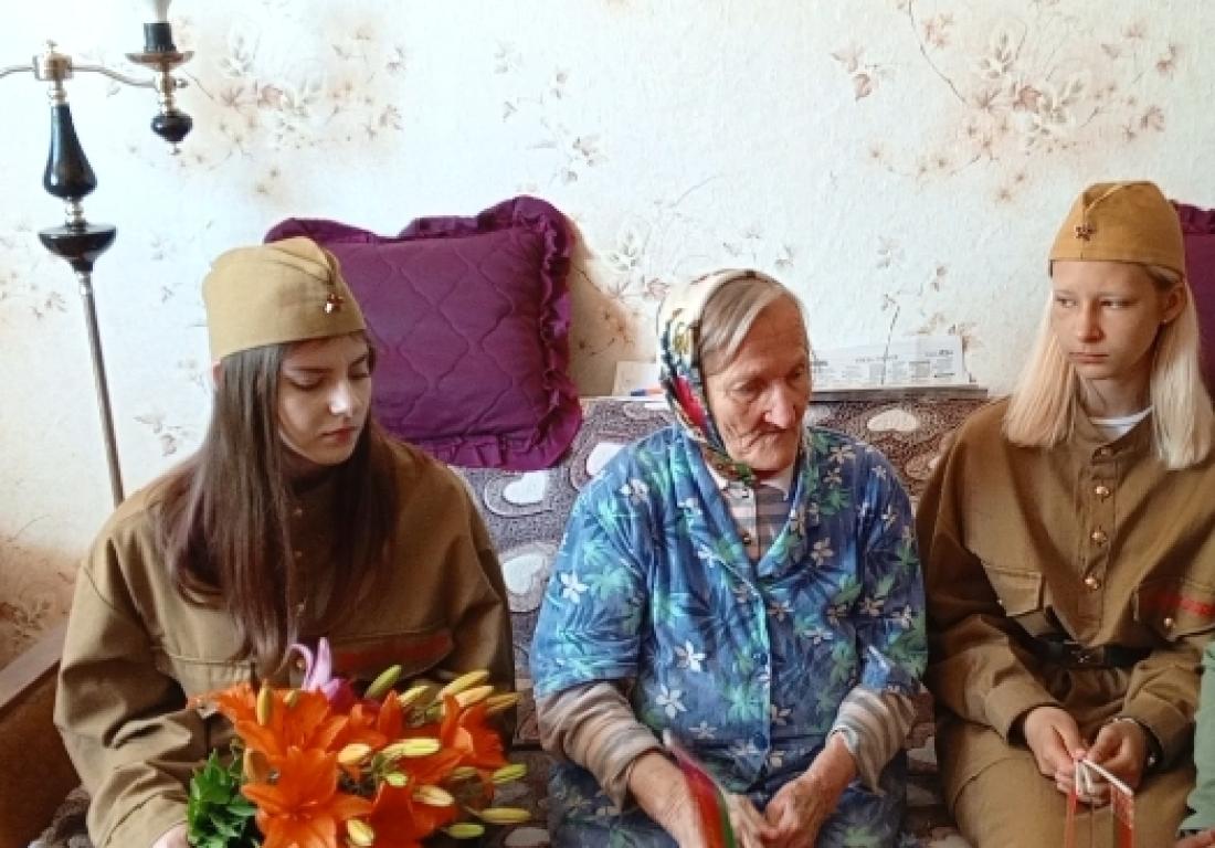 Поисковый отряд «Молодая гвардия» в преддверии праздникапосетил и поздравил Османову Веру Онуфриевну